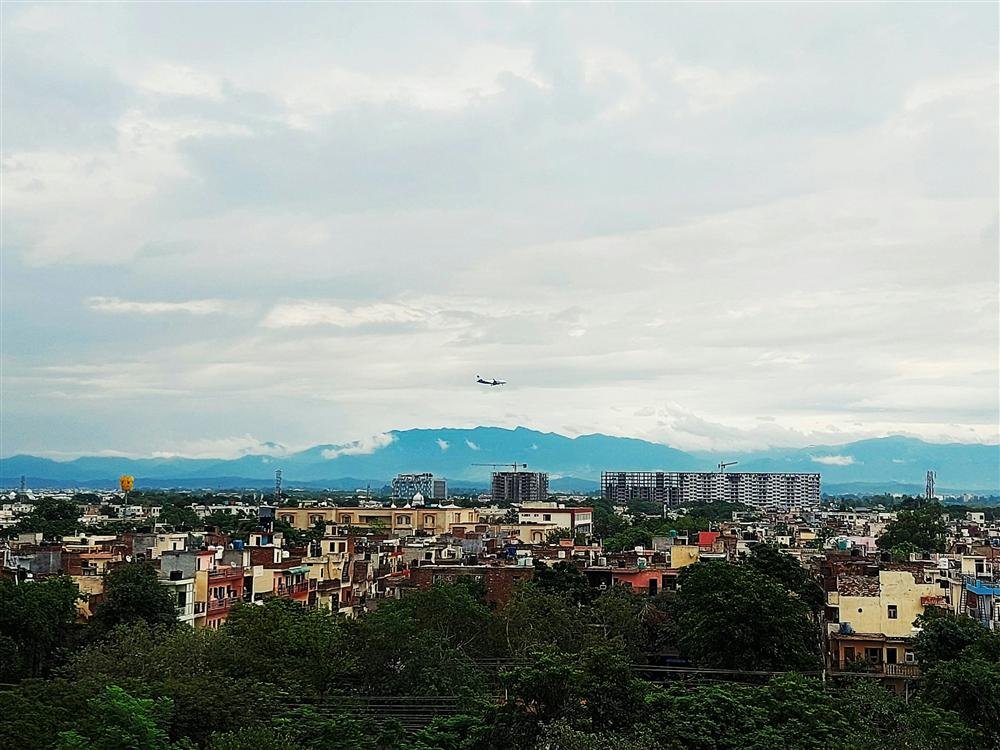 Elevated view over Chandigarh toward the Shivalik foothills